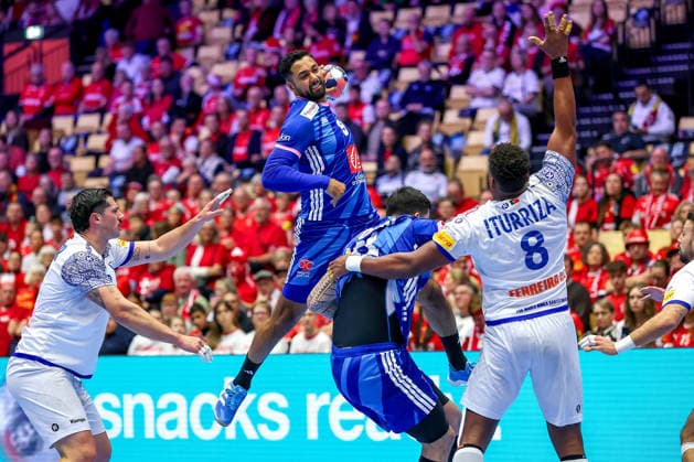 24.01.2026, Handball, Men s EHF EURO 2026, Frankreich - Portugal, Jyske Bank Boxen in Herning, Dänemark, Main Round: Melvyn Richardson (France 09) wirft auf das Tor gegen Victor Manuel Iturriza Alvarez (Portugal 08) Dänemark