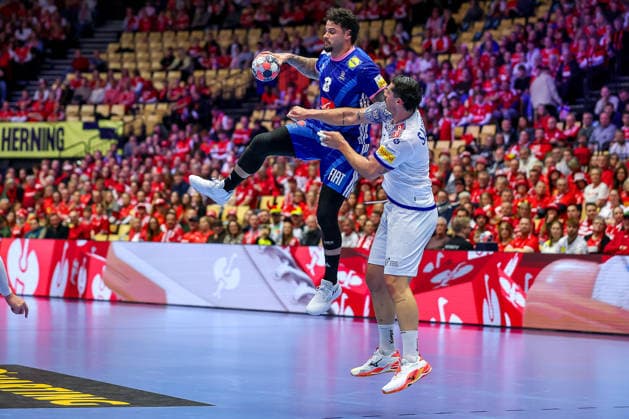 24.01.2026, Handball, Men s EHF EURO 2026, Frankreich - Portugal, Jyske Bank Boxen in Herning, Dänemark, Main Round: Elohim Prandi (France 08) im Zweikampf gegen Rocha Nogueira (Portugal 13) Dänemark