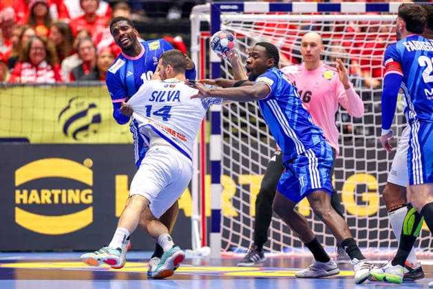 24.01.2026, Handball, Men s EHF EURO 2026, Frankreich - Portugal, Jyske Bank Boxen in Herning, Dänemark, Main Round: Rui Sousa Martins Silva (Portugal 14) im Zweikampf gegen Dika Mem (France 10) Karl Konan (France 34) Dänemark