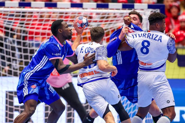 24.01.2026, Handball, Men s EHF EURO 2026, Frankreich - Portugal, Jyske Bank Boxen in Herning, Dänemark, Main Round: Francisco Mota Costa (Portugal 26) im Zweikampf gegen Karl Konan (France 34) Dänemark