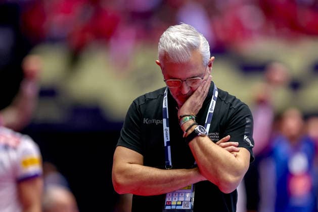 24.01.2026, Handball, Men s EHF EURO 2026, Frankreich - Portugal, Jyske Bank Boxen in Herning, Dänemark, Main Round: Headcoach Paulo Jorge Moura Pereira (Portugal hc) enttäuscht Enttäuschung Dänemark