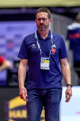24.01.2026, Handball, Men s EHF EURO 2026, Frankreich - Portugal, Jyske Bank Boxen in Herning, Dänemark, Main Round: Headcoach Guillaume Gille (France hc) gestikulierend am Spielfeldrand Dänemark
