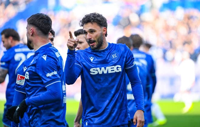Fabian Schleusener (Karlsruher SC) gestikuliert waehrend des Spiels der 2. Bundesliga zwischen dem Karlsruher SC und Hertha BSC im BBBank Wildpark am 24. January 2026 in Karlsruhe, Deutschland. (Foto von Silas Schüller DeFodi Images) +++ Fabian Schleusener (Karlsruher SC) gestures during the 2. Bundesliga match between Karlsruher SC and Hertha BSC at BBBank Wildpark on January 24, 2026 in Karlsruhe, Germany. (Photo by Silas Schüller DeFodi Images) DFB DFL REGULATIONS PROHIBIT ANY USE OF PHOTOGRAPHS AS IMAGE SEQUENCES AND OR QUASI-VIDEO. (Photo by Silas Schueller DeFodi Images) -