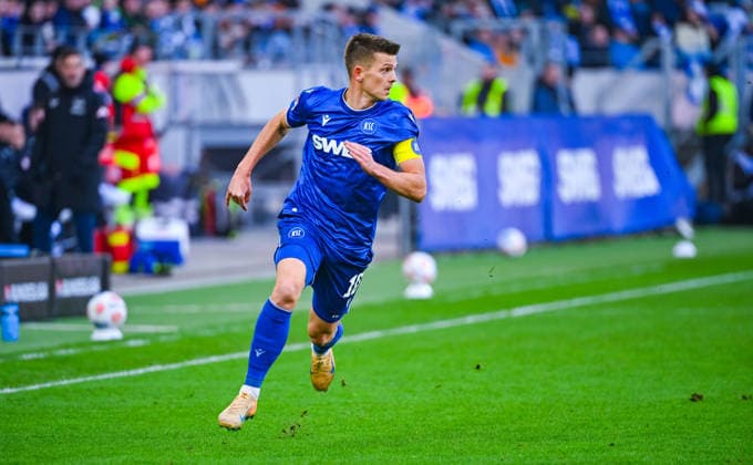 Marvin Wanitzek (Karlsruher SC) schaut und rennt waehrend des Spiels der 2. Bundesliga zwischen dem Karlsruher SC und Hertha BSC im BBBank Wildpark am 24. January 2026 in Karlsruhe, Deutschland. (Foto von Silas Schüller DeFodi Images) +++ Marvin Wanitzek (Karlsruher SC) looks and runs during the 2. Bundesliga match between Karlsruher SC and Hertha BSC at BBBank Wildpark on January 24, 2026 in Karlsruhe, Germany. (Photo by Silas Schüller DeFodi Images) DFB DFL REGULATIONS PROHIBIT ANY USE OF PHOTOGRAPHS AS IMAGE SEQUENCES AND OR QUASI-VIDEO. (Photo by Silas Schueller DeFodi Images) -