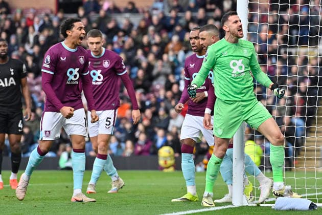 Burnley v Tottenham Hotspur, Premier League Martin Dubravka of Burnley celebrates a save during the Burnley v Tottenham Hotspur Premier League match at Turf Moor, Burnley, England on 24 January 2026 Credit: Connor McMain Every Second Media Editorial use only. All images are copyright Every Second Media Limited. No images may be reproduced without prior permission. All rights reserved. Premier League and Football League images are subject to licensing agreements with Football DataCo Limited. see https: www.football-dataco.com Copyright: xIMAGO EveryxSecondxMediax ESM-1771-0040 ConnorxMcMainx xEveryxSecondxMediax