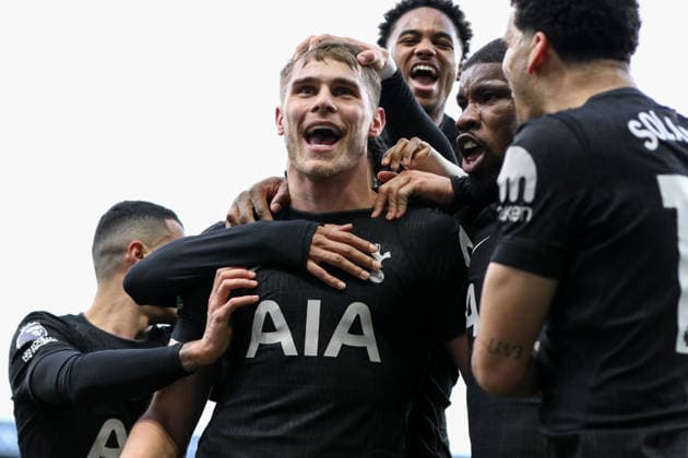 Micky van de Ven (37 Tottenham Hotspur) celebrates his goal during the Premier League match between Burnley and Tottenham Hotspur at Turf Moor in Burnley, England on January 24th 2026. Copyright: xSeanxChandlerx xSPPx Sportspressphoto_SPR85038