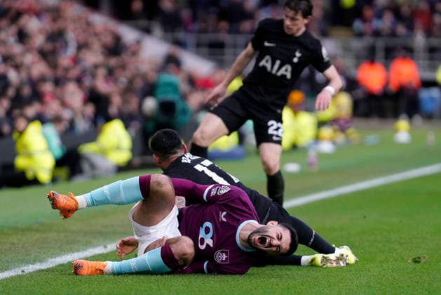Burnley v Tottenham Hotspur, Burnley, UK - 24 Jan 2026 Armando Broja of Burnley battles for the ball with Cristian Romero of Tottenham Hotspur during the Premier League match between Burnley and Tottenham Hotspur at Turf Moor, Burnley on 24 January 2026 ( Burnley Turf Moor Burnley England Copyright: xHarryxCornish PPAUKx PPA-242761