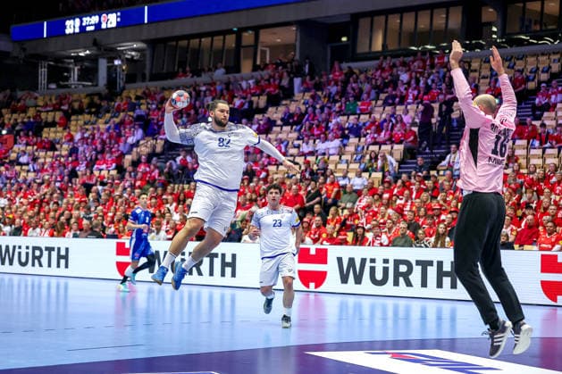 24.01.2026, Handball, Men s EHF EURO 2026, Frankreich - Portugal, Jyske Bank Boxen in Herning, Dänemark, Main Round: Luis Diogo Sousa Frade (Portugal 82) wirft auf das Tor von Charles Bolzinger (France 16) Dänemark