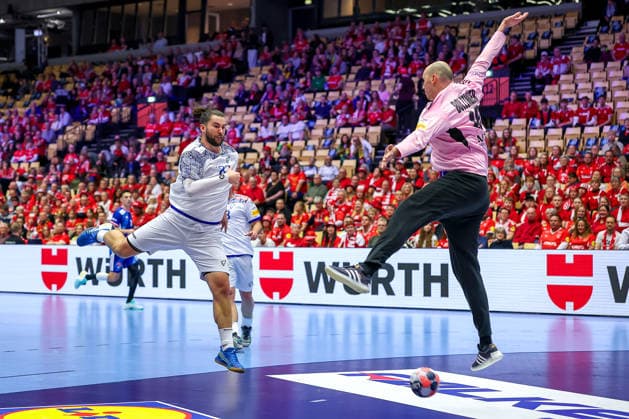 24.01.2026, Handball, Men s EHF EURO 2026, Frankreich - Portugal, Jyske Bank Boxen in Herning, Dänemark, Main Round: Luis Diogo Sousa Frade (Portugal 82) wirft auf das Tor von Charles Bolzinger (France 16) Dänemark