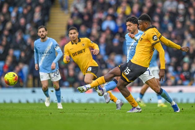 Manchester City v Wolverhampton Wanderers Premier League Yerson Mosquera of Wolverhampton Wanderers passes the ball during the Premier League match at the Etihad Stadium, Manchester 24 01 2026 UK Newspapers OUT Copyright: xKarlxVallantinex FIL-22858-0064