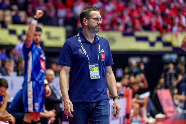 24.01.2026, Handball, Men s EHF EURO 2026, Frankreich - Portugal, Jyske Bank Boxen in Herning, Dänemark, Main Round: Headcoach Guillaume Gille (France hc) gestikulierend am Spielfeldrand Dänemark