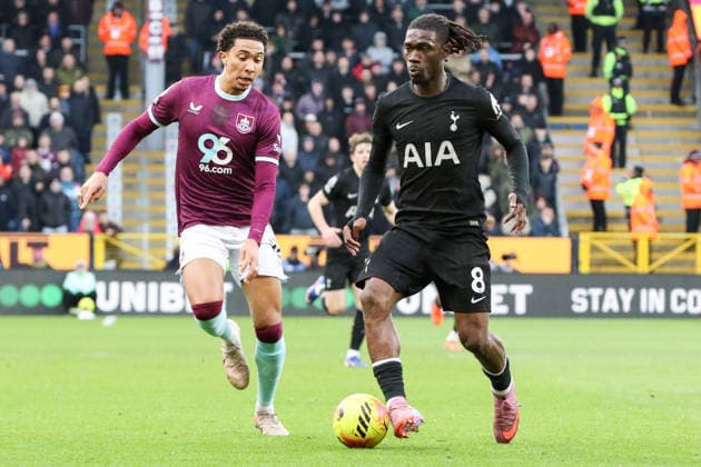 Yves Bissouma (8 Tottenham Hotspur) controls the ball during the Premier League match between Burnley and Tottenham Hotspur at Turf Moor in Burnley, England on January 24th 2026. Copyright: xSeanxChandlerx xSPPx Sportspressphoto_SPR85049