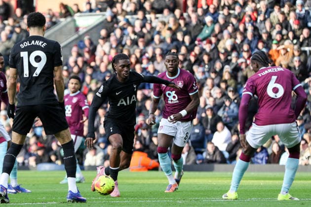 Yves Bissouma (8 Tottenham Hotspur) controls the ball during the Premier League match between Burnley and Tottenham Hotspur at Turf Moor in Burnley, England on January 24th 2026. Copyright: xSeanxChandlerx xSPPx Sportspressphoto_SPR85052