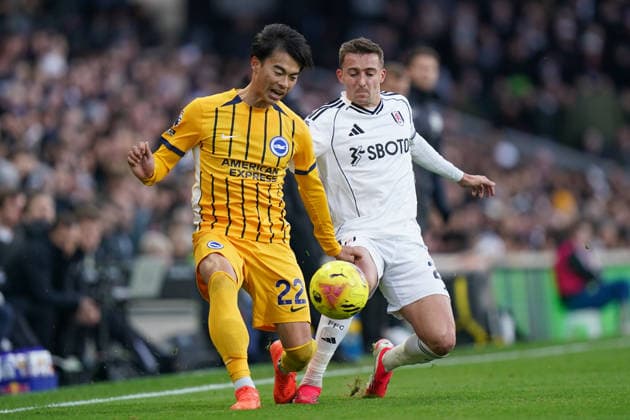 Fulham v Brighton & Hove Albion, Premier League Kaoru Mitoma of Brighton & Hove Albion under pressure from Timothy Castagne of Fulham during the Fulham v Brighton & Hove Albion Premier League match at Craven Cottage, London, England on 24 January 2026 Credit: Dylan Hepworth Every Second Media Editorial use only. All images are copyright Every Second Media Limited. No images may be reproduced without prior permission. All rights reserved. Premier League and Football League images are subject to licensing agreements with Football DataCo Limited. see https: www.football-dataco.com Copyright: xIMAGO EveryxSecondxMediax ESM-1770-0040 DylanxHepworthx xEveryxSecondxMediax