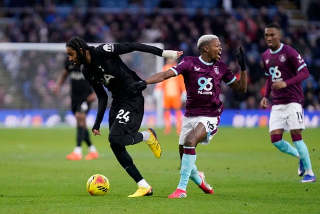 Burnley v Tottenham Hotspur, Burnley, UK - 24 Jan 2026 Djed Spence of Tottenham Hotspur battles for the ball with Florentino of Burnley during the Premier League match between Burnley and Tottenham Hotspur at Turf Moor, Burnley on 24 January 2026 ( Burnley Turf Moor Burnley England Copyright: xHarryxCornish PPAUKx PPA-242793