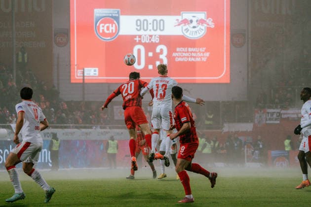 Zweikampf zwischen Luca Kerber (FC Heidenheim, 20) und Nicolas Seiwald (RB Leipzig, 13), im Hintergrund die Anzeigetafel 0-3, GER, 1. FC Heidenheim 1846 vs. RB Leipzig, Fussball, 1. Bundesliga, 19. Spieltag, Spielzeit 2025 2026, 24.01.2026, DFL REGULATIONS PROHIBIT ANY USE OF PHOTOGRAPHS AS IMAGE SEQUENCES AND OR QUASI-VIDEO, GER, 1. FC Heidenheim 1846 vs. RB Leipzig, Fussball, 1. Bundesliga, 19. Spieltag, Spielzeit 2025 2026, 24.01.2026, Heidenheim *** Duel between Luca Kerber FC Heidenheim, 20 and Nicolas Seiwald RB Leipzig, 13 , in the background the scoreboard 0 3, GER, 1 FC Heidenheim 1846 vs RB Leipzig, Football, 1 Bundesliga, Matchday 19, Season 2025 2026, 24 01 2026, DFL REGULATES PROHIBIT ANY USE OF PHOTOGRAPHS AS IMAGE SEQUENCES AND OR QUASI VIDEO, GER, 1 FC Heidenheim 1846 vs RB Leipzig, Football, 1 Bundesliga, Matchday 19, Season 2025 2026, 24 01 2026, Heidenheim Copyright: xEibner-Pressefoto EdwardxCheungx EP_ECG
