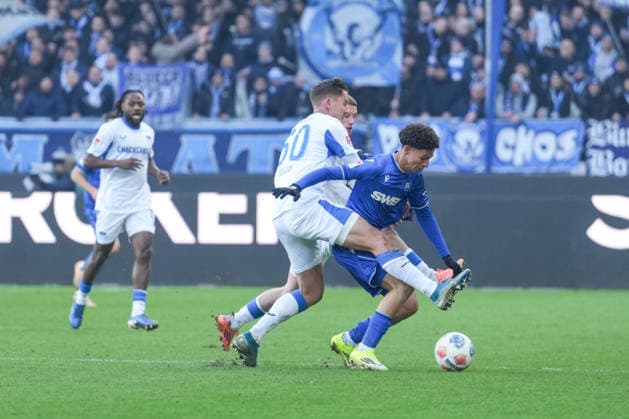 2. Bundesliga, Karlsruher SC vs Hertha BSC, 24.01.2026 Zweikampf zwischen Paul Seguin (Hertha BSC, 30) und Louey Ben Farhat (Karlsruher SC, 19) 2. Bundesliga, Karlsruher SC vs Hertha BSC, BBBank Wildpark Karlsruhe, 24.01.2026 DFB DFL REGULATIONS PROHIBIT ANY USE OF PHOTOGRAPHS AS IMAGE SEQUENCES AND OR QUASI-VIDEO.