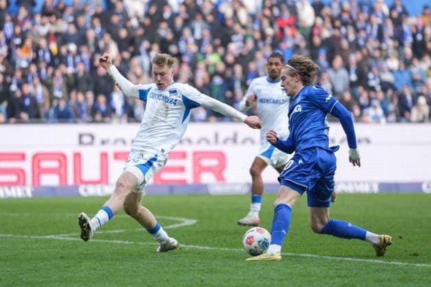 2. Bundesliga, Karlsruher SC vs Hertha BSC, 24.01.2026 Zweikamof zwischen Agustín Rogel (Hertha BSC, 3) und David Herold (Karlsruher SC, 20) 2. Bundesliga, Karlsruher SC vs Hertha BSC, BBBank Wildpark Karlsruhe, 24.01.2026 DFB DFL REGULATIONS PROHIBIT ANY USE OF PHOTOGRAPHS AS IMAGE SEQUENCES AND OR QUASI-VIDEO.
