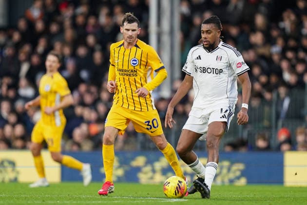 Fulham v Brighton & Hove Albion, Premier League Alex Iwobi of Fulham under pressure from Pascal Groß of Brighton & Hove Albion during the Fulham v Brighton & Hove Albion Premier League match at Craven Cottage, London, England on 24 January 2026 Credit: Dylan Hepworth Every Second Media Editorial use only. All images are copyright Every Second Media Limited. No images may be reproduced without prior permission. All rights reserved. Premier League and Football League images are subject to licensing agreements with Football DataCo Limited. see https: www.football-dataco.com Copyright: xIMAGO EveryxSecondxMediax ESM-1770-0050 DylanxHepworthx xEveryxSecondxMediax
