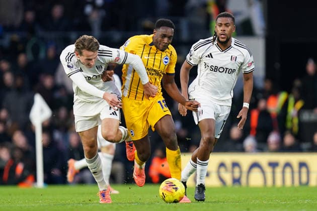 Fulham v Brighton & Hove Albion, Premier League Danny Welbeck of Brighton & Hove Albion under pressure from Sander Berge of Fulham and Alex Iwobi of Fulham during the Fulham v Brighton & Hove Albion Premier League match at Craven Cottage, London, England on 24 January 2026 Credit: Dylan Hepworth Every Second Media Editorial use only. All images are copyright Every Second Media Limited. No images may be reproduced without prior permission. All rights reserved. Premier League and Football League images are subject to licensing agreements with Football DataCo Limited. see https: www.football-dataco.com Copyright: xIMAGO EveryxSecondxMediax ESM-1770-0055 DylanxHepworthx xEveryxSecondxMediax