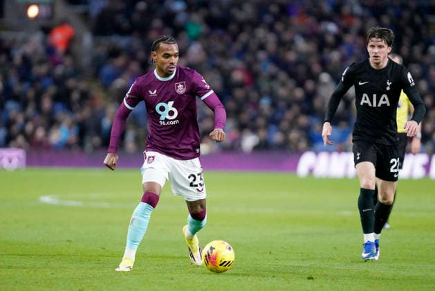 Burnley v Tottenham Hotspur, Burnley, UK - 24 Jan 2026 Lucas Pires of Burnley during the Premier League match between Burnley and Tottenham Hotspur at Turf Moor, Burnley on 24 January 2026 ( Burnley Turf Moor Burnley England Copyright: xHarryxCornish PPAUKx PPA-242836