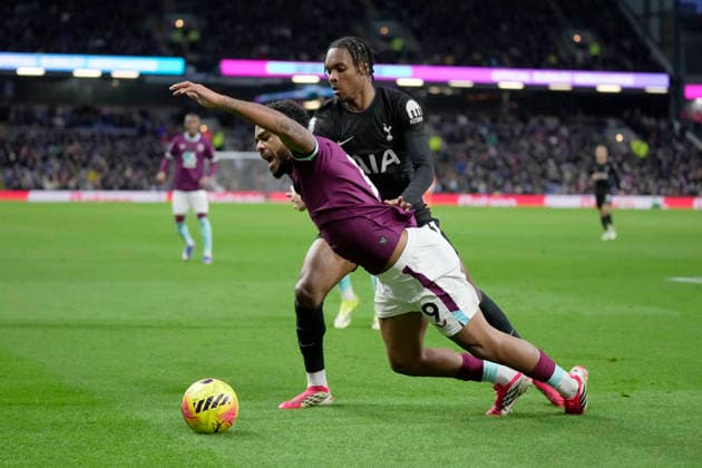 Burnley v Tottenham Hotspur, Burnley, UK - 24 Jan 2026 Lyle Foster of Burnley battles for the ball with Mathys Tel of Tottenham Hotspur during the Premier League match between Burnley and Tottenham Hotspur at Turf Moor, Burnley on 24 January 2026 ( Burnley Turf Moor Burnley England Copyright: xHarryxCornish PPAUKx PPA-242854