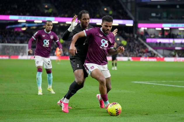 Burnley v Tottenham Hotspur, Burnley, UK - 24 Jan 2026 Lyle Foster of Burnley battles for the ball with Mathys Tel of Tottenham Hotspur during the Premier League match between Burnley and Tottenham Hotspur at Turf Moor, Burnley on 24 January 2026 ( Burnley Turf Moor Burnley England Copyright: xHarryxCornish PPAUKx PPA-242855