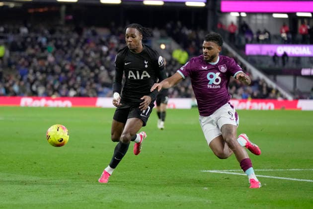 Burnley v Tottenham Hotspur, Burnley, UK - 24 Jan 2026 Lyle Foster of Burnley battles for the ball with Mathys Tel of Tottenham Hotspur during the Premier League match between Burnley and Tottenham Hotspur at Turf Moor, Burnley on 24 January 2026 ( Burnley Turf Moor Burnley England Copyright: xHarryxCornish PPAUKx PPA-242856
