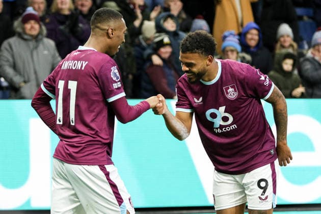 Lyle Foster (9 Burnley) celebrates his goal with Jaidon Anthony (11 Burnley) during the Premier League match between Burnley and Tottenham Hotspur at Turf Moor in Burnley, England on January 24th 2026. Copyright: xSeanxChandlerx xSPPx Sportspressphoto_SPR85090