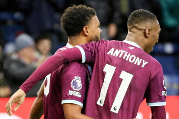 Lyle Foster (9 Burnley) celebrates his goal with Jaidon Anthony (11 Burnley) during the Premier League match between Burnley and Tottenham Hotspur at Turf Moor in Burnley, England on January 24th 2026. Copyright: xSeanxChandlerx xSPPx Sportspressphoto_SPR85093