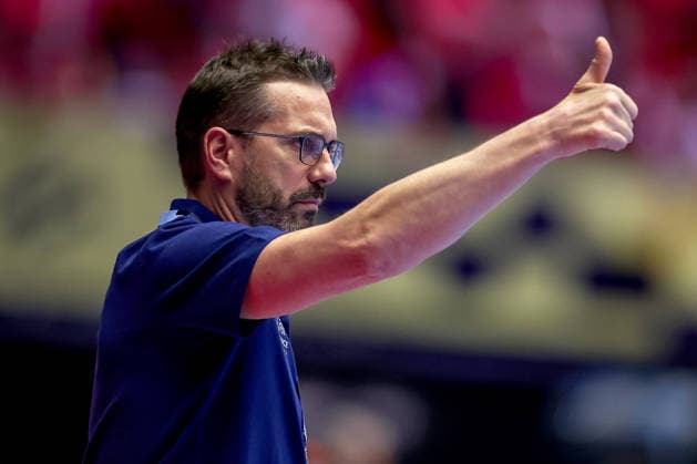 24.01.2026, Handball, Men s EHF EURO 2026, Frankreich - Portugal, Jyske Bank Boxen in Herning, Dänemark, Main Round: Headcoach Guillaume Gille (France hc) gestikulierend am Spielfeldrand Dänemark