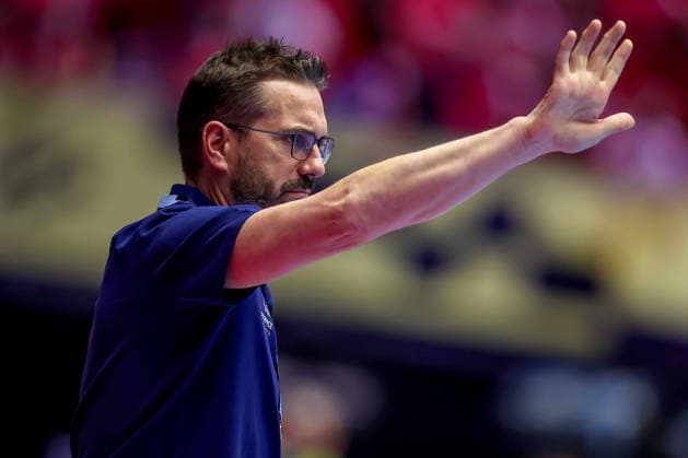 24.01.2026, Handball, Men s EHF EURO 2026, Frankreich - Portugal, Jyske Bank Boxen in Herning, Dänemark, Main Round: Headcoach Guillaume Gille (France hc) gestikulierend am Spielfeldrand Dänemark