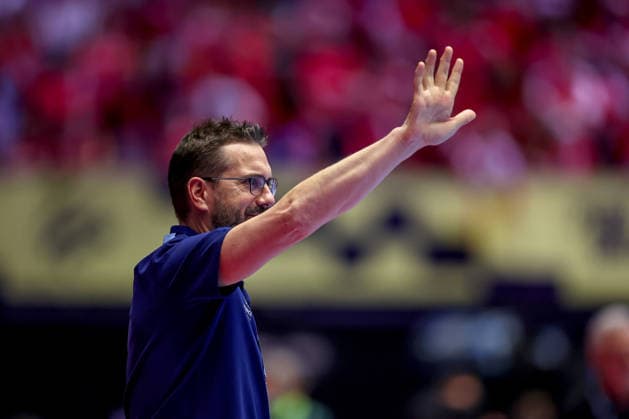24.01.2026, Handball, Men s EHF EURO 2026, Frankreich - Portugal, Jyske Bank Boxen in Herning, Dänemark, Main Round: Headcoach Guillaume Gille (France hc) gestikulierend am Spielfeldrand Dänemark