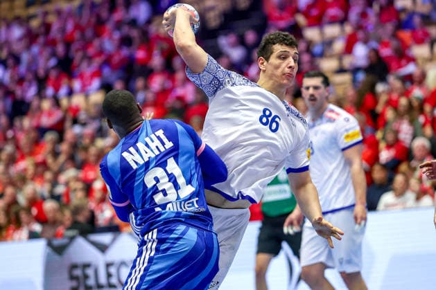 24.01.2026, Handball, Men s EHF EURO 2026, Frankreich - Portugal, Jyske Bank Boxen in Herning, Dänemark, Main Round: Dylan Nahi (France 31) im Zweikampf gegen Ricardo Caldeira Brandao (Portugal 86) Dänemark