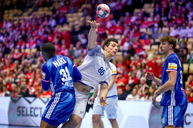 24.01.2026, Handball, Men s EHF EURO 2026, Frankreich - Portugal, Jyske Bank Boxen in Herning, Dänemark, Main Round: Dylan Nahi (France 31) im Zweikampf gegen Ricardo Caldeira Brandao (Portugal 86) Dänemark
