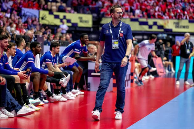 24.01.2026, Handball, Men s EHF EURO 2026, Frankreich - Portugal, Jyske Bank Boxen in Herning, Dänemark, Main Round: Headcoach Guillaume Gille (France hc) gestikulierend am Spielfeldrand Dänemark