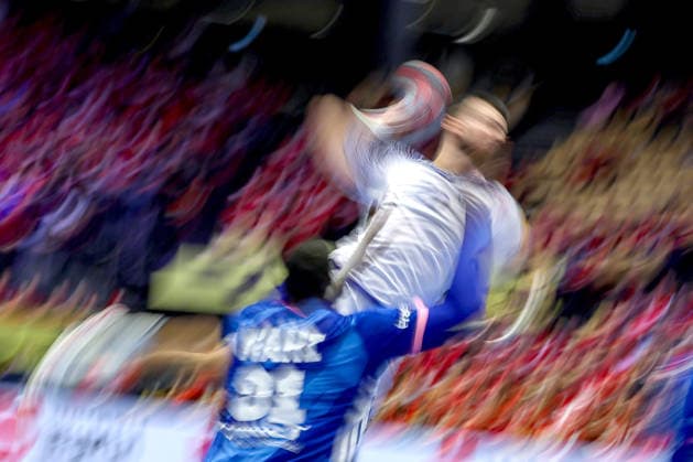 24.01.2026, Handball, Men s EHF EURO 2026, Frankreich - Portugal, Jyske Bank Boxen in Herning, Dänemark, Main Round: Feature Miguel Jose Soares Neves (Portugal 20) wirft auf das Tor gegen Dylan Nahi (France 31) dynamisch Dynamik slow shutter Dänemark