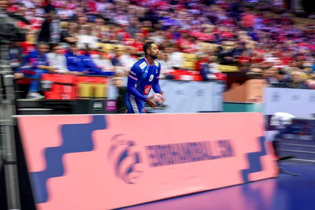 24.01.2026, Handball, Men s EHF EURO 2026, Frankreich - Portugal, Jyske Bank Boxen in Herning, Dänemark, Main Round: Feature Melvyn Richardson (France 09) holt den Ball zurück aufs Spielfeld Dänemark