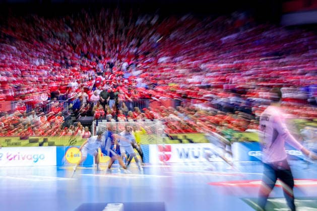24.01.2026, Handball, Men s EHF EURO 2026, Frankreich - Portugal, Jyske Bank Boxen in Herning, Dänemark, Main Round: Feature Dynamic feature of the spectators on the fgrandstand Dynamisch Dynamik Zuschauer Besucher Handballfans Fans Rote Wand Dänemark