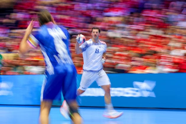 24.01.2026, Handball, Men s EHF EURO 2026, Frankreich - Portugal, Jyske Bank Boxen in Herning, Dänemark, Main Round: Feature Rocha Nogueira (Portugal 13) im Laufduell gegen die Französische Abwehr Dänemark