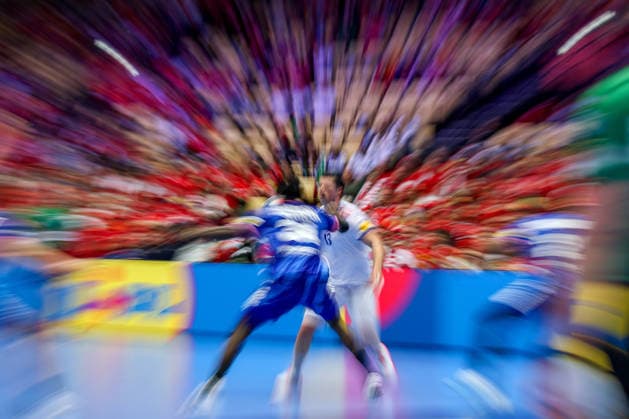 24.01.2026, Handball, Men s EHF EURO 2026, Frankreich - Portugal, Jyske Bank Boxen in Herning, Dänemark, Main Round: Feature Rocha Nogueira (Portugal 13) im Zweikampf gegen Dylan Nahi (France 31) beim Kampf um den Ball Dynamic Feature of players on the field battle for the ball Dänemark *** 24 01 2026, Handball, Men s EHF EURO 2026, France Portugal, Jyske Bank Boxing in Herning, Denmark, Main Round Feature Rocha Nogueira Portugal 13 in a duel against Dylan Nahi France 31 fighting for the ball Dynamic Feature of players on the field fighting for the ball Denmark