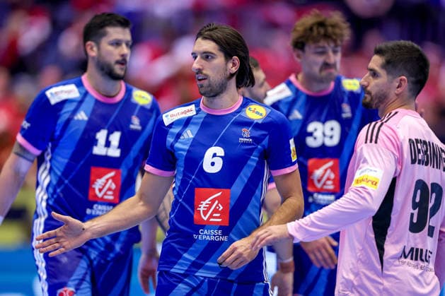 24.01.2026, Handball, Men s EHF EURO 2026, Frankreich - Portugal, Jyske Bank Boxen in Herning, Dänemark, Main Round: Abschlussjubel nach dem Sieg der Franzosen gegen Portugal. Julien Bos (France 06) neben Nicolas Tournat (France 11) Thibaud Briet (France 39) Remi Desbonnet (France 92) Dänemark