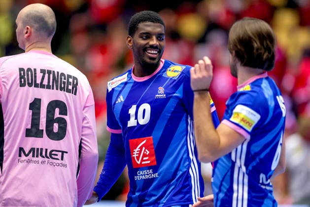 24.01.2026, Handball, Men s EHF EURO 2026, Frankreich - Portugal, Jyske Bank Boxen in Herning, Dänemark, Main Round: Abschlussjubel nach dem Sieg der Franzosen gegen Portugal. Dika Mem (France 10) lachend neben Charles Bolzinger (France 16) Julien Bos (France 06) Dänemark