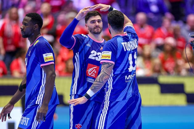 24.01.2026, Handball, Men s EHF EURO 2026, Frankreich - Portugal, Jyske Bank Boxen in Herning, Dänemark, Main Round: Abschlussjubel nach dem Sieg der Franzosen gegen Portugal. Ludovic Fabregas (France 23) Nicolas Tournat (France 11) Dänemark
