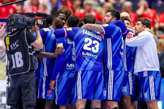 24.01.2026, Handball, Men s EHF EURO 2026, Frankreich - Portugal, Jyske Bank Boxen in Herning, Dänemark, Main Round: Abschlussjubel nach dem Sieg der Franzosen gegen Portugal. Melvyn Richardson (France 09) Ludovic Fabregas (France 23) Nicolas Tournat (France 11) Dänemark