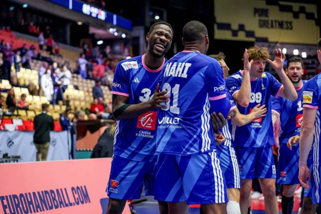 24.01.2026, Handball, Men s EHF EURO 2026, Frankreich - Portugal, Jyske Bank Boxen in Herning, Dänemark, Main Round: Abschlussjubel nach dem Sieg der Franzosen gegen Portugal. Karl Konan (France 34) jubelnd neben Dylan Nahi (France 31) Dänemark