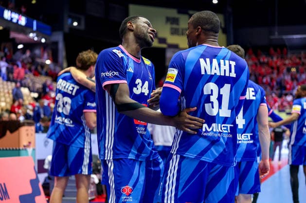 24.01.2026, Handball, Men s EHF EURO 2026, Frankreich - Portugal, Jyske Bank Boxen in Herning, Dänemark, Main Round: Abschlussjubel nach dem Sieg der Franzosen gegen Portugal. Karl Konan (France 34) jubelnd neben Dylan Nahi (France 31) Dänemark