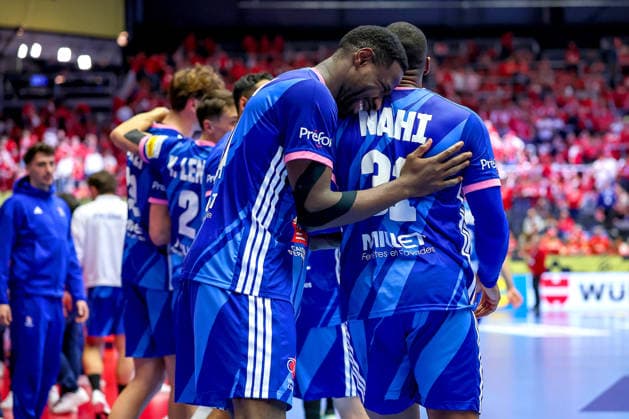 24.01.2026, Handball, Men s EHF EURO 2026, Frankreich - Portugal, Jyske Bank Boxen in Herning, Dänemark, Main Round: Abschlussjubel nach dem Sieg der Franzosen gegen Portugal. Karl Konan (France 34) jubelnd neben Dylan Nahi (France 31) Dänemark