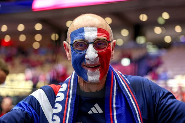 24.01.2026, Handball, Men s EHF EURO 2026, Frankreich - Portugal, Jyske Bank Boxen in Herning, Dänemark, Main Round: Feature Ein geschminkter Fan jubelnd nach dem Sieg der Franzosen Dänemark