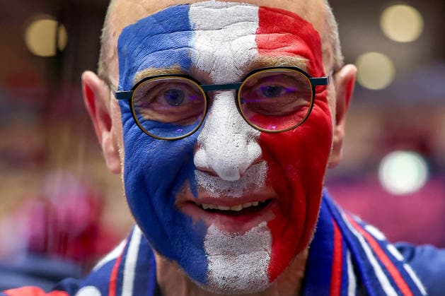 24.01.2026, Handball, Men s EHF EURO 2026, Frankreich - Portugal, Jyske Bank Boxen in Herning, Dänemark, Main Round: Feature Ein geschminkter Fan jubelnd nach dem Sieg der Franzosen Dänemark